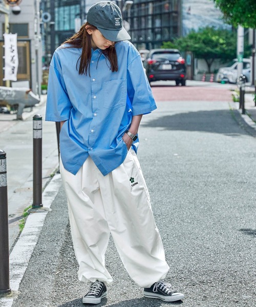 MONO-MART(モノマート)の「【FLOOWM】フラワー ロゴ刺繍 スーパーワイド2タックバルーンパラシュートチノパンツ(チノパンツ・メンズ・ホワイト/ブラック/ダークグリーン/ベージュ・M/L)」の21枚目の写真