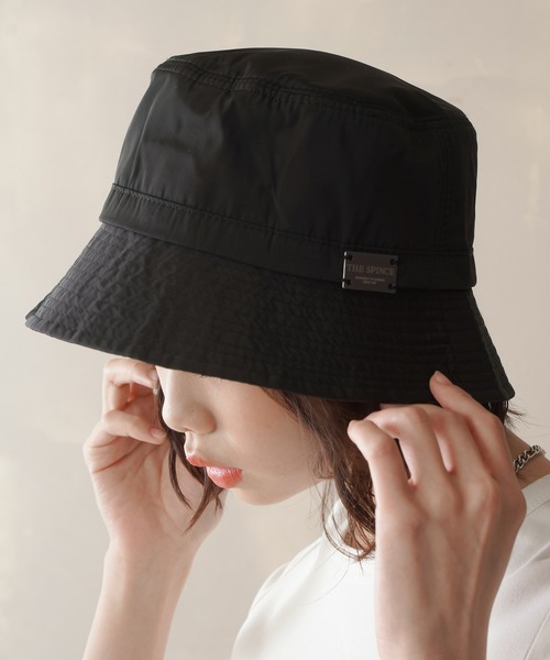 SPINNS（スピンズ）の「プレート付き　ナイロンバケットハット（ハット・レディース・ホワイト/ブラック・ONESIZE）」の4枚目の写真