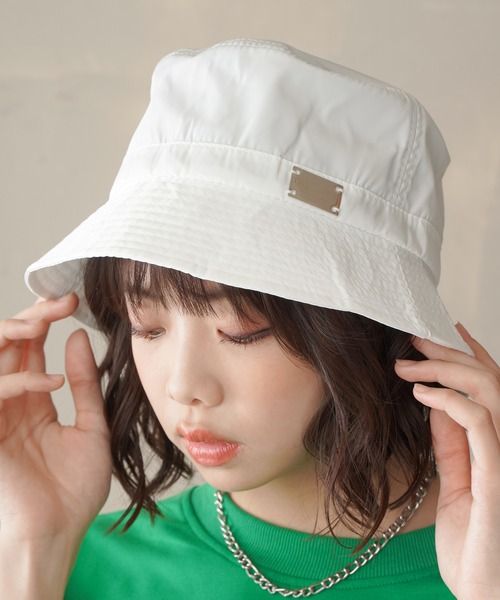 SPINNS（スピンズ）の「プレート付き　ナイロンバケットハット（ハット・レディース・ホワイト/ブラック・ONESIZE）」の5枚目の写真