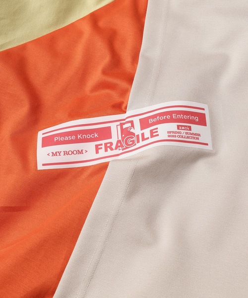 amok(アモク)の「FRAGILE TAPE PARKA(パーカー・メンズ・チャコール/ブルー・M/S/L)」の17枚目の写真