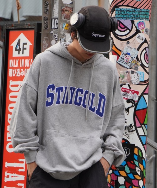 STAY GOLD(ステイゴールド)の「STAYGOLD カレッジロゴ パーカー / オーバーサイズ プルパーカー(パーカー・メンズ・グリーン/ブラック/グレー/ネイビー・FREE)」の4枚目の写真