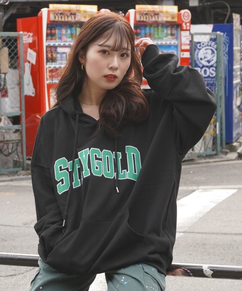 STAY GOLD(ステイゴールド)の「STAYGOLD カレッジロゴ パーカー / オーバーサイズ プルパーカー(パーカー・メンズ・グリーン/ブラック/グレー/ネイビー・FREE)」の3枚目の写真