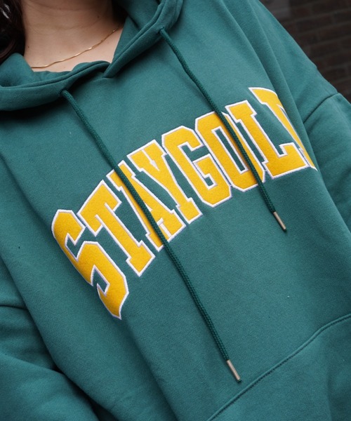 STAY GOLD(ステイゴールド)の「STAYGOLD カレッジロゴ パーカー / オーバーサイズ プルパーカー(パーカー・メンズ・グリーン/ブラック/グレー/ネイビー・FREE)」の18枚目の写真