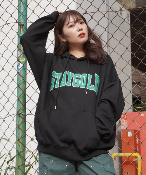 STAY GOLD(ステイゴールド)の「STAYGOLD カレッジロゴ パーカー / オーバーサイズ プルパーカー(パーカー・メンズ・グリーン/ブラック/グレー/ネイビー・FREE)」の8枚目の写真