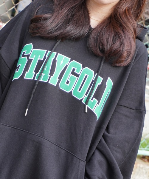 STAY GOLD(ステイゴールド)の「STAYGOLD カレッジロゴ パーカー / オーバーサイズ プルパーカー(パーカー・メンズ・グリーン/ブラック/グレー/ネイビー・FREE)」の7枚目の写真