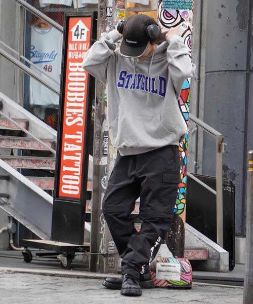 STAY GOLD(ステイゴールド)の「STAYGOLD カレッジロゴ パーカー / オーバーサイズ プルパーカー(パーカー・メンズ・グリーン/ブラック/グレー/ネイビー・FREE)」の13枚目の写真