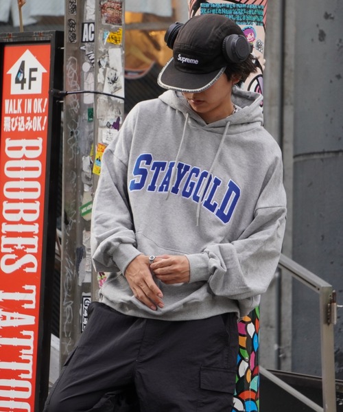 STAY GOLD(ステイゴールド)の「STAYGOLD カレッジロゴ パーカー / オーバーサイズ プルパーカー(パーカー・メンズ・グリーン/ブラック/グレー/ネイビー・FREE)」の12枚目の写真