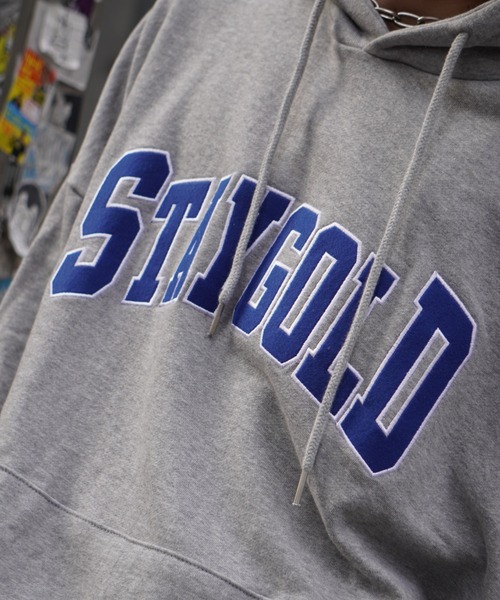 STAY GOLD(ステイゴールド)の「STAYGOLD カレッジロゴ パーカー / オーバーサイズ プルパーカー(パーカー・メンズ・グリーン/ブラック/グレー/ネイビー・FREE)」の14枚目の写真