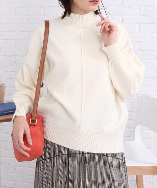 SHOO・LA・RUE(シューラルー)の「◆【洗える/スタイルUP】バックスリット入り ハイネックニット(ニット/セーター・レディース・ピンク系/オフホワイト/ブラック/ライトブルー/ベージュ系その他5・00)」の2枚目の写真