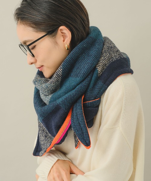 KATHARINE ROSS(キャサリンロス)の「【KATHARINE ROSS】POM COSY BLUE 三角ストール(ストール/ショール・レディース・ネイビー・MEDIUM)」の1枚目の写真