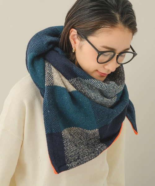 KATHARINE ROSS(キャサリンロス)の「【KATHARINE ROSS】POM COSY BLUE 三角ストール(ストール/ショール・レディース・ネイビー・MEDIUM)」の2枚目の写真