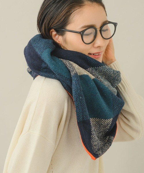 KATHARINE ROSS(キャサリンロス)の「【KATHARINE ROSS】POM COSY BLUE 三角ストール(ストール/ショール・レディース・ネイビー・MEDIUM)」の3枚目の写真