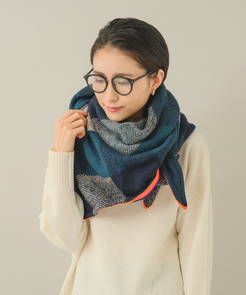 KATHARINE ROSS(キャサリンロス)の「【KATHARINE ROSS】POM COSY BLUE 三角ストール(ストール/ショール・レディース・ネイビー・MEDIUM)」の4枚目の写真