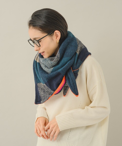 KATHARINE ROSS(キャサリンロス)の「【KATHARINE ROSS】POM COSY BLUE 三角ストール(ストール/ショール・レディース・ネイビー・MEDIUM)」の5枚目の写真