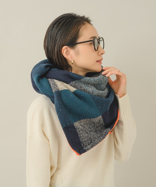 KATHARINE ROSS(キャサリンロス)の「【KATHARINE ROSS】POM COSY BLUE 三角ストール(ストール/ショール・レディース・ネイビー・MEDIUM)」の6枚目の写真