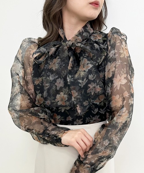 CULLNI ボウタイシャツ 花柄 アイボリー/ブラック INGNI（イング）の「花柄シアーハイネックボウタイブラウス