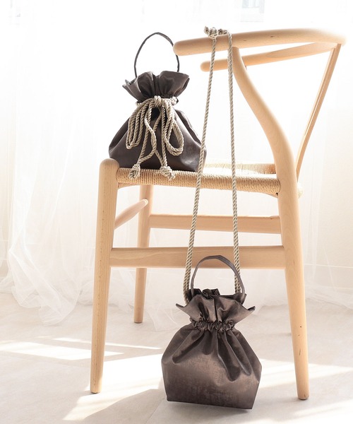 utatane(ウタタネ)の「巾着バッグ メタリック 日本製(和装小物・レディース・ブラウン・FREE)」の10枚目の写真