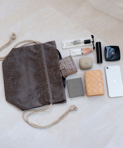 utatane(ウタタネ)の「巾着バッグ メタリック 日本製(和装小物・レディース・ブラウン・FREE)」の4枚目の写真