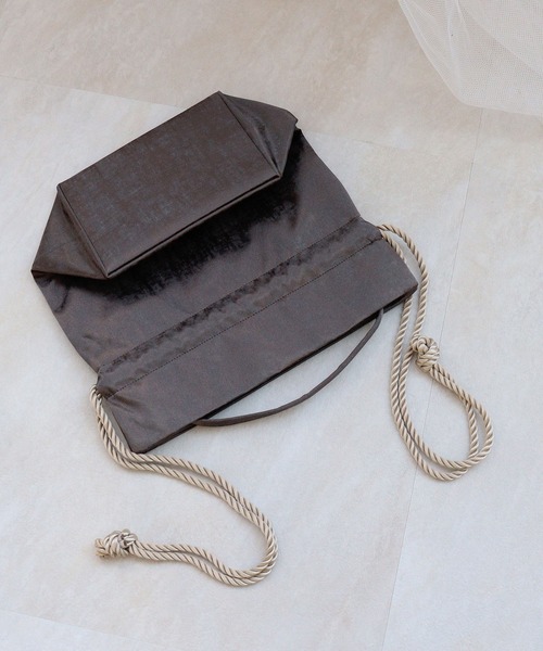 utatane(ウタタネ)の「巾着バッグ メタリック 日本製(和装小物・レディース・ブラウン・FREE)」の3枚目の写真