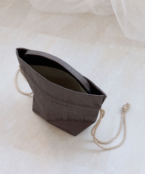 utatane(ウタタネ)の「巾着バッグ メタリック 日本製(和装小物・レディース・ブラウン・FREE)」の8枚目の写真