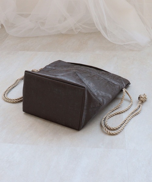 utatane(ウタタネ)の「巾着バッグ メタリック 日本製(和装小物・レディース・ブラウン・FREE)」の9枚目の写真