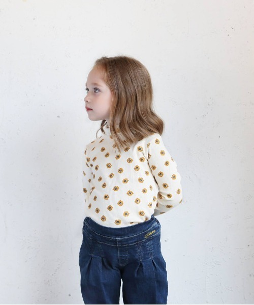 Rora(ローラ)の「ひまり リブ編み Tシャツ ハイネック(Tシャツ/カットソー・キッズ・ホワイト/ライトブラウン/ライトグリーン・130/120/150/110/100/140)」の5枚目の写真