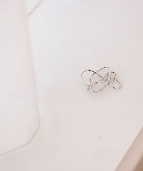 mysty woman（ミスティウーマン）の「ニュアンスモチーフブローチ 980287（ブローチ/コサージュ・レディース・ゴールド/シルバー・FREE）」の2枚目の写真