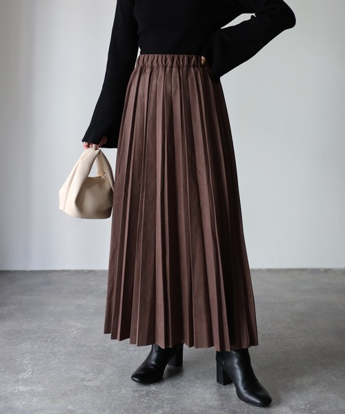 Riberry(リベリー)の「スエードランダムプリーツスカート(スカート・レディース・グレー/ブラウン/ブラック/モカ/アイボリー・MEDIUM)」の4枚目の写真