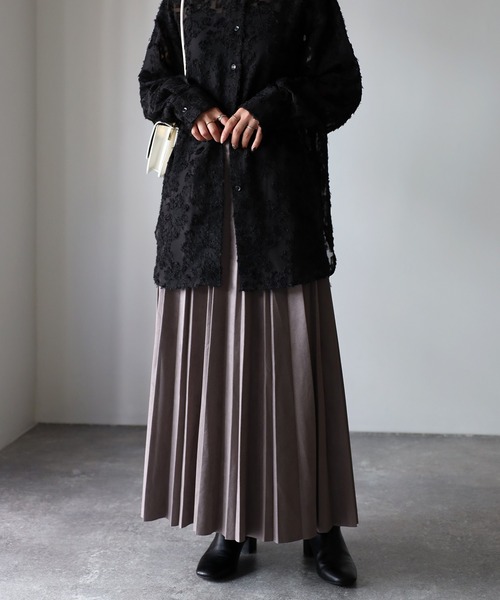 Riberry(リベリー)の「スエードランダムプリーツスカート(スカート・レディース・グレー/ブラウン/ブラック/モカ/アイボリー・MEDIUM)」の3枚目の写真