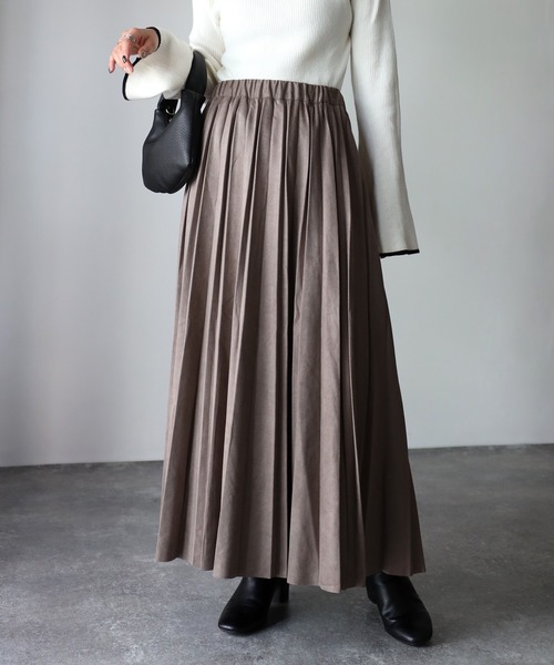 Riberry(リベリー)の「スエードランダムプリーツスカート(スカート・レディース・グレー/ブラウン/ブラック/モカ/アイボリー・MEDIUM)」の5枚目の写真