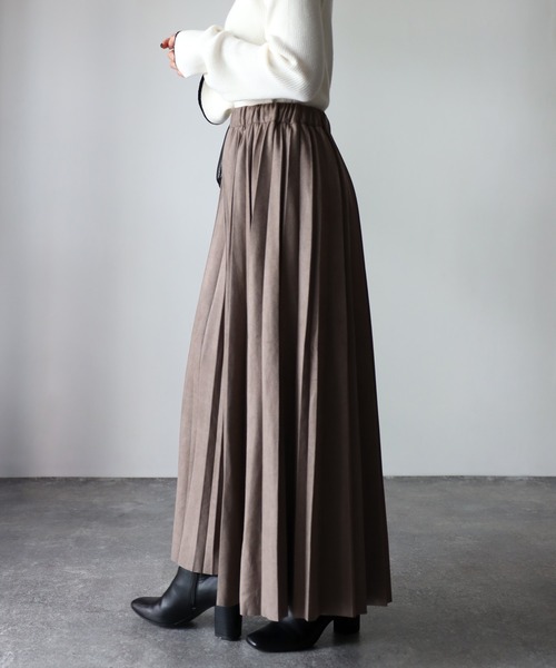 Riberry(リベリー)の「スエードランダムプリーツスカート(スカート・レディース・グレー/ブラウン/ブラック/モカ/アイボリー・MEDIUM)」の7枚目の写真