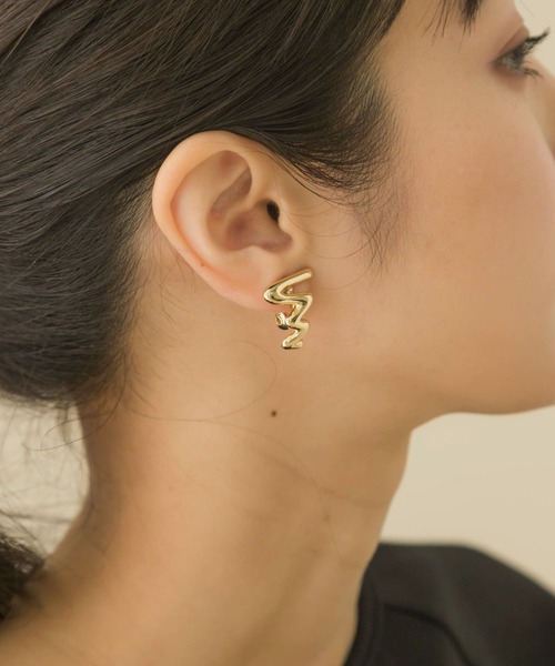 SMELLY（スメリー）の「ワイディングメタルイヤリング（イヤリング・レディース・ゴールド・-）」の2枚目の写真