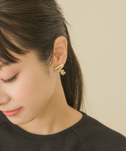 SMELLY（スメリー）の「ワイディングメタルイヤリング（イヤリング・レディース・ゴールド・-）」の4枚目の写真