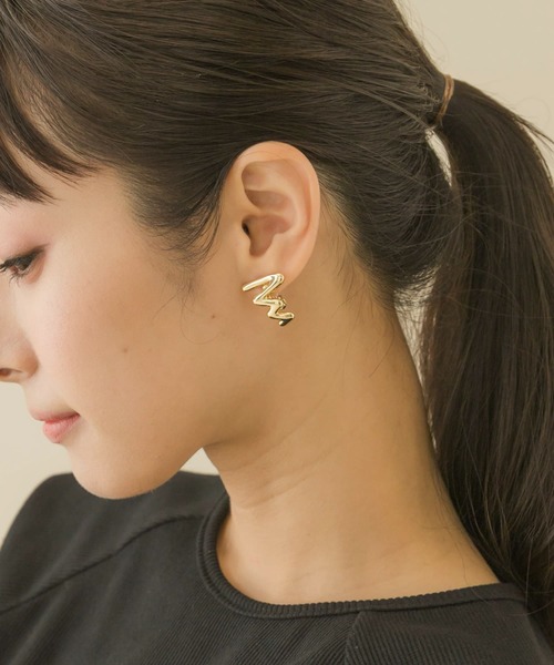 SMELLY（スメリー）の「ワイディングメタルイヤリング（イヤリング・レディース・ゴールド・-）」の5枚目の写真