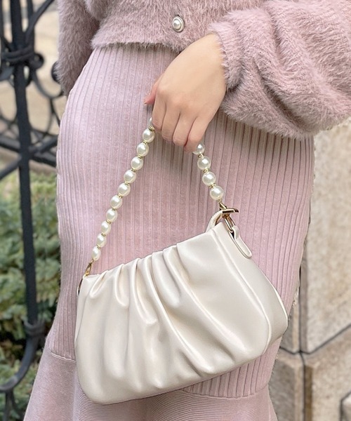Julia Boutique(ジュリアブティック)の「マルチWAYパールハンドルレザーバッグ/23608(ショルダーバッグ・レディース・アイボリー/ブラック・ONE)」の2枚目の写真