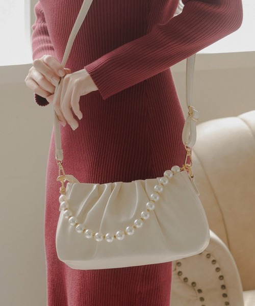 Julia Boutique(ジュリアブティック)の「マルチWAYパールハンドルレザーバッグ/23608(ショルダーバッグ・レディース・アイボリー/ブラック・ONE)」の3枚目の写真