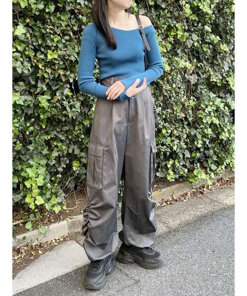 MURUA（ムルーア）の「シャーリングカーゴパンツ（カーゴパンツ・レディース・ライトブルー/ダークグレー/カーキ・1/2）」の5枚目の写真