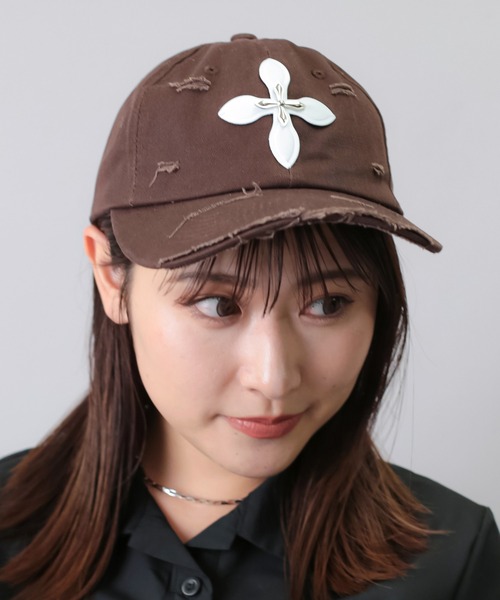 SPINNS(スピンズ)の「クロスデザイン ダメージコットンキャップ(キャップ・メンズ・ベージュ/ブラック/ブラウン・ONESIZE)」の2枚目の写真