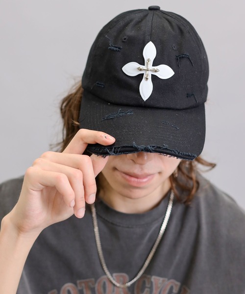 SPINNS(スピンズ)の「クロスデザイン ダメージコットンキャップ(キャップ・メンズ・ベージュ/ブラック/ブラウン・ONESIZE)」の1枚目の写真