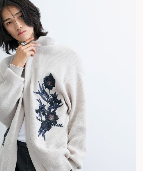 JUNRED(ジュンレッド)の「フラワーブーケボタンレスカーディガン(カーディガン/ボレロ・メンズ・ブラック/オフホワイト・S/M/L)」の2枚目の写真