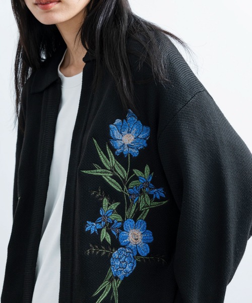 JUNRED(ジュンレッド)の「フラワーブーケボタンレスカーディガン(カーディガン/ボレロ・メンズ・ブラック/オフホワイト・S/M/L)」の8枚目の写真
