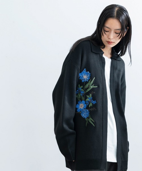JUNRED(ジュンレッド)の「フラワーブーケボタンレスカーディガン(カーディガン/ボレロ・メンズ・ブラック/オフホワイト・S/M/L)」の3枚目の写真