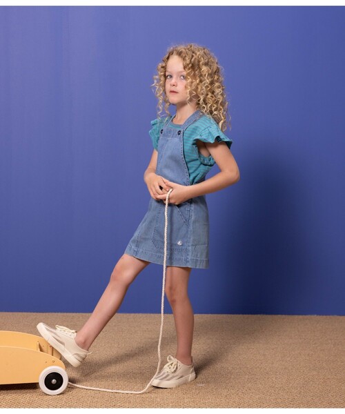 PETIT BATEAU（プチバトー）の「デニムジャンパースカート（ワンピース・キッズ・ブルー・3YEAR/4YEAR/5YEAR）」の5枚目の写真