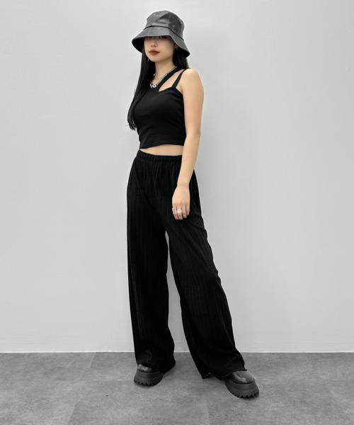 LVEU.(ラブユ.)の「【LVEU.】カットアウトデザインタンクトップ / トップス カットソー タンクトップ ノースリーブ アシンメトリー アシメ カットアウト ショート クロップド ブラック ホワイト(タンクトップ・レディース・ホワイト/ブラック・FREE)」の4枚目の写真
