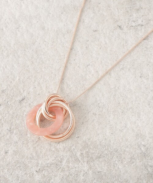 SHOO・LA・RUE（シューラルー）の「◆サークル樹脂メタルねじりネックレス（ネックレス・レディース・ゴールド/ピンクゴールド/シルバー・00）」の3枚目の写真