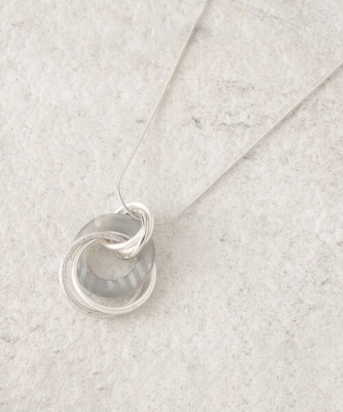 SHOO・LA・RUE（シューラルー）の「◆サークル樹脂メタルねじりネックレス（ネックレス・レディース・ゴールド/ピンクゴールド/シルバー・00）」の2枚目の写真