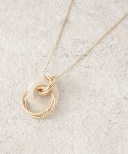 SHOO・LA・RUE（シューラルー）の「◆サークル樹脂メタルねじりネックレス（ネックレス・レディース・ゴールド/ピンクゴールド/シルバー・00）」の5枚目の写真