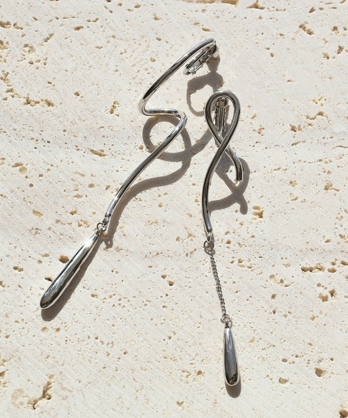 GOLDY（ゴールディ）の「ドローイング ライン アシンメトリー イヤリング（イヤリング・レディース・シルバー/ゴールド・FREE）」の2枚目の写真