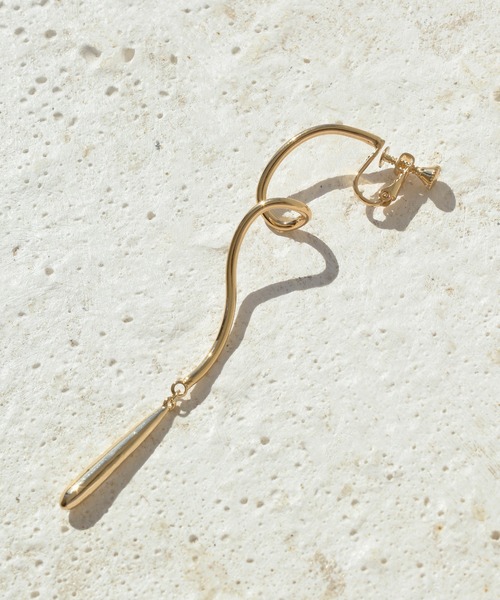 GOLDY（ゴールディ）の「ドローイング ライン アシンメトリー イヤリング（イヤリング・レディース・シルバー/ゴールド・FREE）」の5枚目の写真