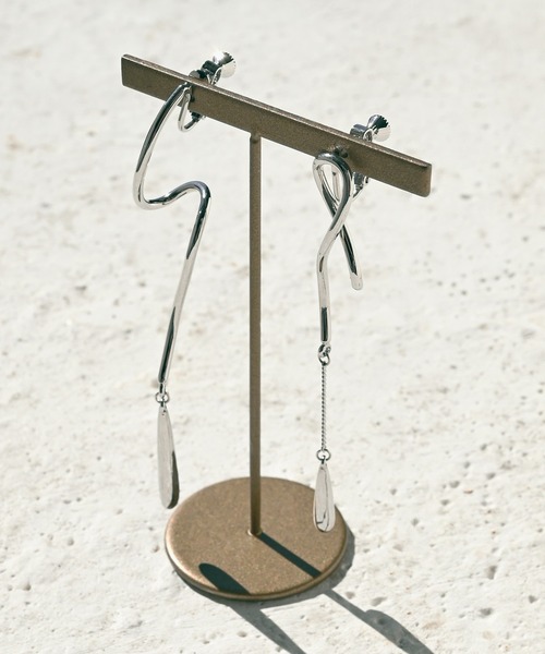 GOLDY（ゴールディ）の「ドローイング ライン アシンメトリー イヤリング（イヤリング・レディース・シルバー/ゴールド・FREE）」の6枚目の写真